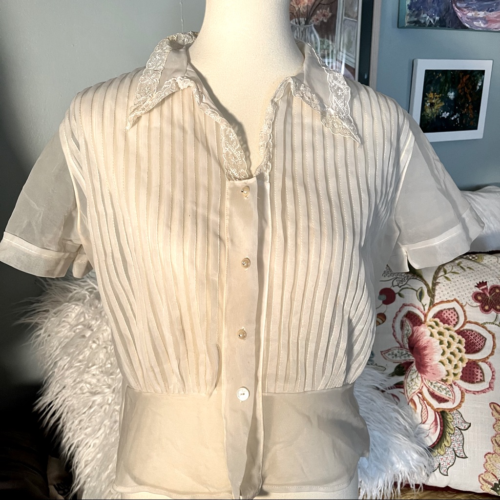 Vintage Short Sleeve Lace Trimmed Collar Pin Tucked Front Buttoned Femin